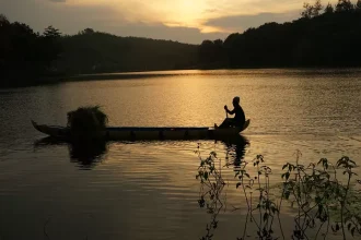 Waduk Greneng Blora adalah destinasi wisata alam unggulan di Kabupaten Blora yang menawarkan panorama waduk, perbukitan hijau, spot foto Instagramable, serta suasana tenang yang cocok untuk liburan keluarga.