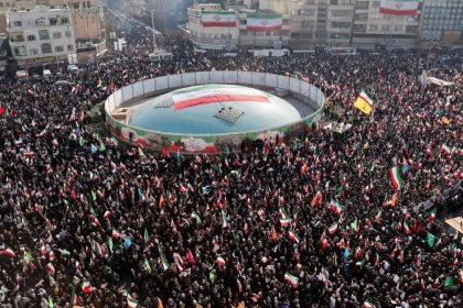 Demo Iran 2026 memanas akibat krisis ekonomi. Laporan HRANA mencatat 544 tewas dan ribuan ditangkap, melampaui tragedi Mahsa Amini 2022.