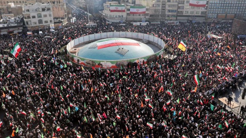 Demo Iran 2026 memanas akibat krisis ekonomi. Laporan HRANA mencatat 544 tewas dan ribuan ditangkap, melampaui tragedi Mahsa Amini 2022.