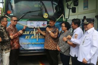 Menteri Perencanaan Pembangunan Nasional/Kepala Bappenas Prof Dr Ir Rachmat Pambudy saat melepas ekspor produk garmen PT ISG ke Amerika Serikat di kompleks pabrik, Kelurahan Hardjosari, Kecamatan Bawen, Kabupaten Semarang, Jawa Tengah, Rabu (29/4/2026) pagi. Foto: dokumentasi