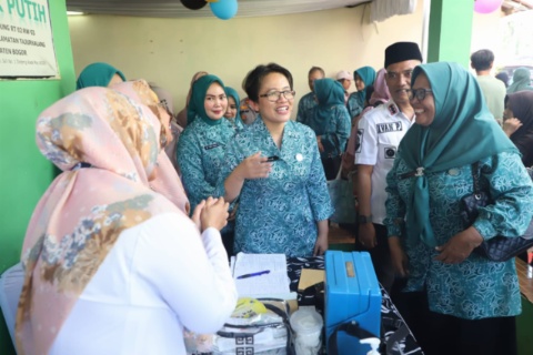 PKK Kabupaten Bogor saat kegiatan posyandu. Foto: dokumentasi