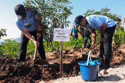 Gubernur Jateng, Ahmad Luthfi saat menghadiri kegiatan penanaman pohon dalam rangka konservasi dan reklamasi tambang batu andesit di Desa Kandangan, Kecamatan Bawen, Kabupaten Semarang, Rabu (13/5/2026). Foto: dokumentasi