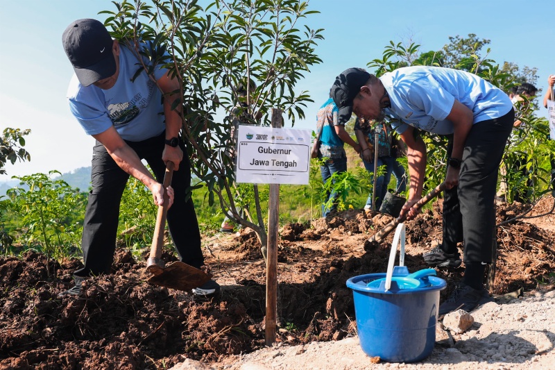 Gubernur Jateng, Ahmad Luthfi saat menghadiri kegiatan penanaman pohon dalam rangka konservasi dan reklamasi tambang batu andesit di Desa Kandangan, Kecamatan Bawen, Kabupaten Semarang, Rabu (13/5/2026). Foto: dokumentasi