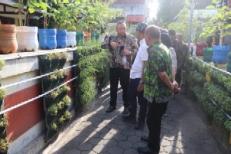 Wali Kota Tegal, Dedy Yon Supriyono beserta rombongan saat meninjau Lorong Sayur, Gang Dronoharjo Suwongso RW 05 Kampung Mangkuyudan, Kemantren Mantrijeron, Kota Yogyakarta. Foto: dokumentasi