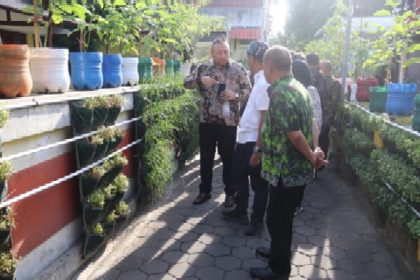 Wali Kota Tegal, Dedy Yon Supriyono beserta rombongan saat meninjau Lorong Sayur, Gang Dronoharjo Suwongso RW 05 Kampung Mangkuyudan, Kemantren Mantrijeron, Kota Yogyakarta. Foto: dokumentasi