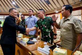 Gubernur Jateng, Ahmad Luthfi saat bertemu tim utusan Kepala Staf Angkatan Darat (KSAD) Jenderal TNI Maruli Simanjuntak di Kantor Gubernur. Foto: dokumentasi