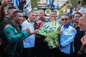 Gubernur Jawa Tengah Ahmad Luthfi saat menemui massa buruh dan mahasiswa dalam aksi peringatan May Day 2026 di depan Kantor Gubernur Jateng, Jumat (1/5/2026) sore. Foto: dokumentasi/istimewa