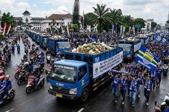 DLH Kota Bandung Panen Puluhan Ton Sampah Usai Konvoi Persib Juara Liga