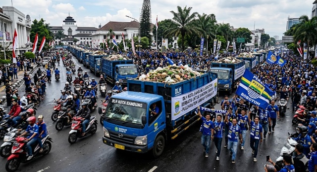 DLH Kota Bandung Panen Puluhan Ton Sampah Usai Konvoi Persib Juara Liga