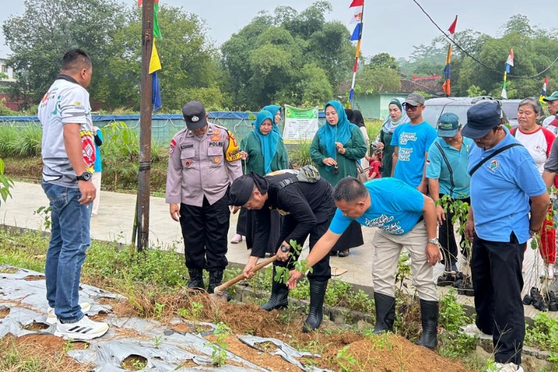 14 Desa di Kecamatan Jonggol Serentak Tanam 1.000 Pohon