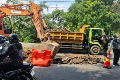 Akibat Kendaraan Tonase Berlebih, Sejumlah Ruas Jalan di Semarang Rusak