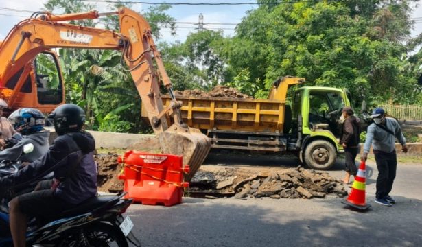 Akibat Kendaraan Tonase Berlebih, Sejumlah Ruas Jalan di Semarang Rusak