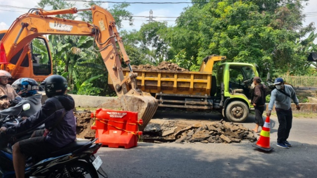 Akibat Kendaraan Tonase Berlebih, Sejumlah Ruas Jalan di Semarang Rusak
