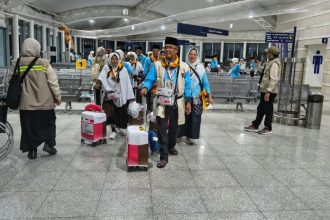 Salah satu rombongan jemaah haji Indonesia saat tiba di bandara Madinah. Foto: dokumentasi/istimewa