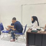 Salah satu warga binaan Rutan Salatiga saat praktik pertolongan pertama dalam pelatihan PPGD di aula rutan. Foto: dokumentasi