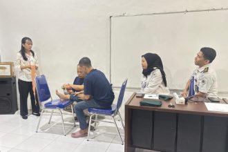 Salah satu warga binaan Rutan Salatiga saat praktik pertolongan pertama dalam pelatihan PPGD di aula rutan. Foto: dokumentasi