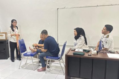 Salah satu warga binaan Rutan Salatiga saat praktik pertolongan pertama dalam pelatihan PPGD di aula rutan. Foto: dokumentasi