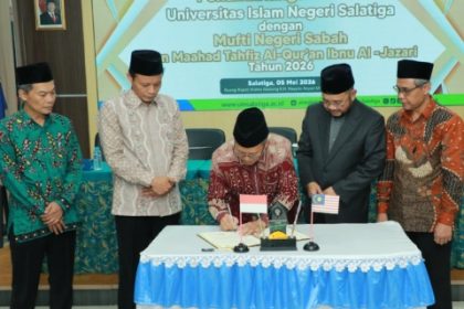 Rektor UIN Salatiga, Prof. Zakiyuddin Baidhawy saat meneken MoU dengan Mufti Negeri Sabah, Sahibus Sahamah Dr. Datuk. Ust. H. Bungsu Aziz bin Haji Jaafar di kampus UIN Salatiga. Foto: dokumentasi