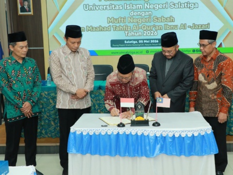 Rektor UIN Salatiga, Prof. Zakiyuddin Baidhawy saat meneken MoU dengan Mufti Negeri Sabah, Sahibus Sahamah Dr. Datuk. Ust. H. Bungsu Aziz bin Haji Jaafar di kampus UIN Salatiga. Foto: dokumentasi