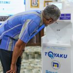 Sekda Jateng, Sumarno saat memperhatikan cara kerja alat sebelum mencoba air minum dari ToyaKU. Foto: dokumentasi