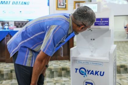 Sekda Jateng, Sumarno saat memperhatikan cara kerja alat sebelum mencoba air minum dari ToyaKU. Foto: dokumentasi
