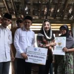 Bupati Brebes Paramitha Widya Kusuma saat menyerahkan bantuan program rehabilitasi RTLH bagi warga RT 02 RW 19 Kelurahan Brebes, Jawa Tengah, Selasa (5/5/2026). Foto: dokumentasi