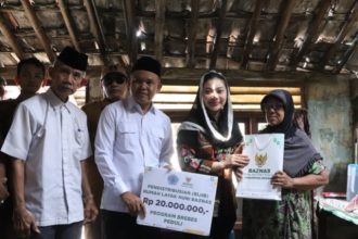 Bupati Brebes Paramitha Widya Kusuma saat menyerahkan bantuan program rehabilitasi RTLH bagi warga RT 02 RW 19 Kelurahan Brebes, Jawa Tengah, Selasa (5/5/2026). Foto: dokumentasi