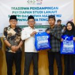 Senior Manager Marcomm Indomaret, Bambang Trijanto didampingi oleh Ketua PWNU Jateng KH Abdul Ghaffar Rozin menyerahkan bantuan beasiswa pendidikan secara simbolis di kantor PWNU Jateng. Foto: dokumentasi
