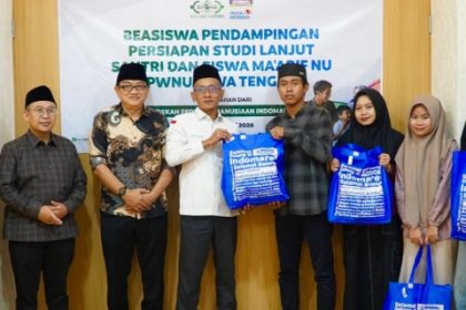 Senior Manager Marcomm Indomaret, Bambang Trijanto didampingi oleh Ketua PWNU Jateng KH Abdul Ghaffar Rozin menyerahkan bantuan beasiswa pendidikan secara simbolis di kantor PWNU Jateng. Foto: dokumentasi