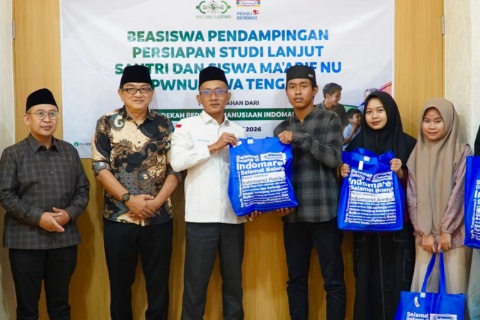 Senior Manager Marcomm Indomaret, Bambang Trijanto didampingi oleh Ketua PWNU Jateng KH Abdul Ghaffar Rozin menyerahkan bantuan beasiswa pendidikan secara simbolis di kantor PWNU Jateng. Foto: dokumentasi