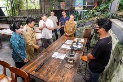 Wali Kota Salatiga, dr. Robby Hernawan, Sp.OG, didampingi Ketua TP PKK Kota Salatiga, Retno Robby Hernawan saat menghadiri kegiatan Pelatihan Kerajinan Keramik di Naruna Space, Senin (4/5/2026). Foto: dokumentasi