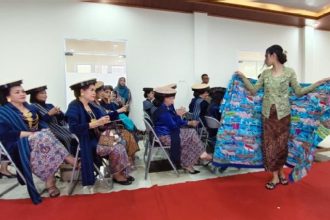 Model saat melakukan peragaan busana kain batik Troso untuk menyambut Komunitas Perempuan Pelestari Budaya Indonesia (KPPBI) Jakarta. Foto: dokumentasi