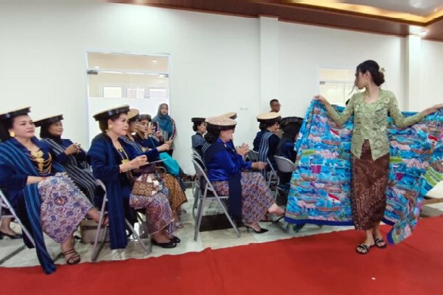 Model saat melakukan peragaan busana kain batik Troso untuk menyambut Komunitas Perempuan Pelestari Budaya Indonesia (KPPBI) Jakarta. Foto: dokumentasi