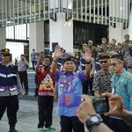 Gubernur Kaltara Zainal A. Paliwang saat turun menemui demonstran Gasbul. Foto: dokumentasi