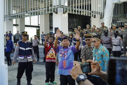 Gubernur Kaltara Zainal A. Paliwang saat turun menemui demonstran Gasbul. Foto: dokumentasi