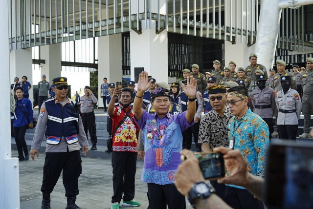 Gubernur Kaltara Zainal A. Paliwang saat turun menemui demonstran Gasbul. Foto: dokumentasi