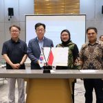 Direktur Pemasaran dan Pengembangan KEK Industropolis Batang, Indri Septa Respati dan Direktur Utama PT Simone Batang Indonesia, Kim Jung Shik menunjukkan Perjanjian Pemanfaatan Tanah Industri (PPTI) yang telah resmi mereka tandatangani. Foto: dokumentasi