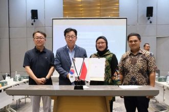 Direktur Pemasaran dan Pengembangan KEK Industropolis Batang, Indri Septa Respati dan Direktur Utama PT Simone Batang Indonesia, Kim Jung Shik menunjukkan Perjanjian Pemanfaatan Tanah Industri (PPTI) yang telah resmi mereka tandatangani. Foto: dokumentasi