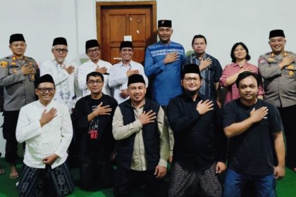 Polres Kendal berfoto bersama seusai diskusi atau Ngopi Bareng. Foto: dokumentasi
