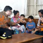 Bupati Kediri, Hanindhito Himawan Pramana saat mengunjungi Sholikah dan tiga cucunya. Foto: dokumentasi