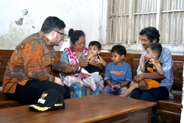 Bupati Kediri, Hanindhito Himawan Pramana saat mengunjungi Sholikah dan tiga cucunya. Foto: dokumentasi