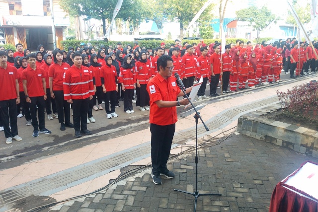 Pembacaan ikrar sebagai relawan PMI dalam upacara peringatan Hari Palang Merah Internasional. Foto: kawanbisnins.com