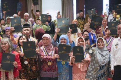 Bukti semangat Belajar Tak Kenal Batas Usia, 261 Warga Wisuda Sekolah Lansia