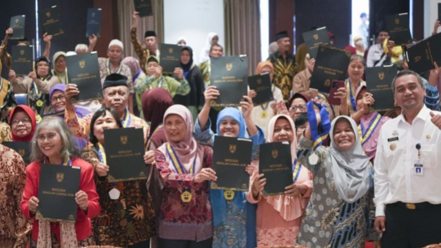 Bukti semangat Belajar Tak Kenal Batas Usia, 261 Warga Wisuda Sekolah Lansia