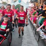 Dorong Kursi Roda Putranya, Ahmad Luthfi Tebarkan Semangat Inklusivitas di Soekarno Run 2026