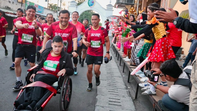 Dorong Kursi Roda Putranya, Ahmad Luthfi Tebarkan Semangat Inklusivitas di Soekarno Run 2026