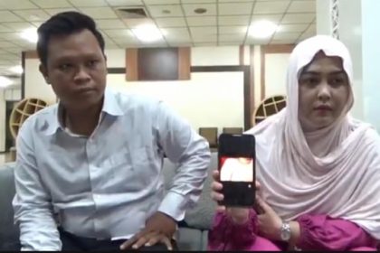 bu korban dugaan perundungan di SMP Nasima dan kuasa hukumnya, Lutfi Faril Bastian saat melapor ke Polrestabes Semarang. Foto: istimewa