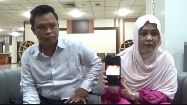 bu korban dugaan perundungan di SMP Nasima dan kuasa hukumnya, Lutfi Faril Bastian saat melapor ke Polrestabes Semarang. Foto: istimewa