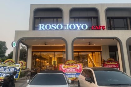 Sambut Orang Tua Pulang Haji, Indra Munadi Langsung Grand Opening Sebuah Restoran