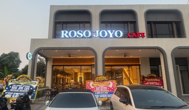Sambut Orang Tua Pulang Haji, Indra Munadi Langsung Grand Opening Sebuah Restoran